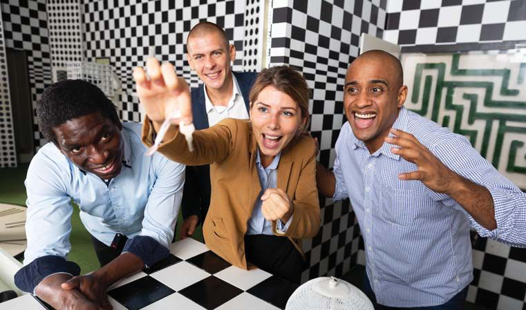 Equipo celebrando en una competencia estilo gameshow