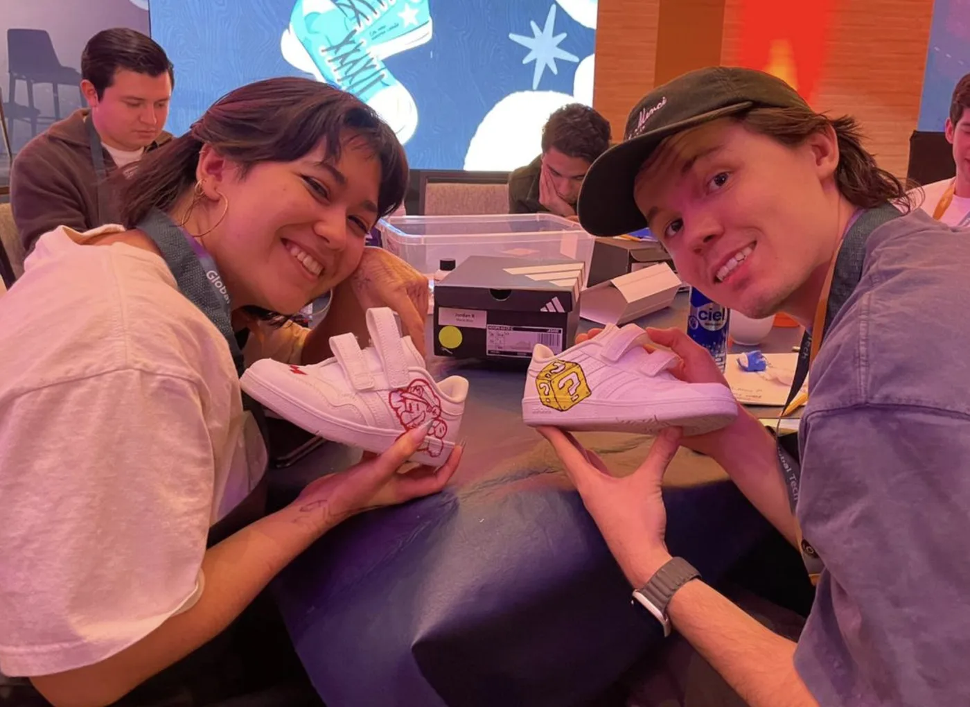Equipo muestra tenis infantiles personalizados con diseños de videojuegos en la actividad Pinta tus Tenis de TEAMS en Guadalajara